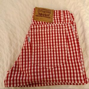 Red gingham Levi’s shorts